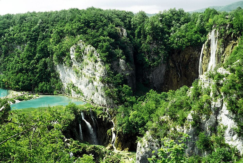 Waterfalls and turquoise lakes at Plitvice